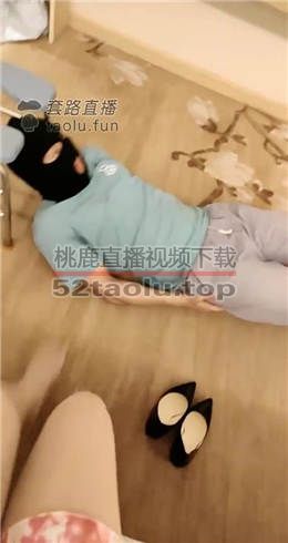 小公主S建构爬过来接住午餐