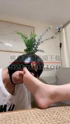 【奈奈生】小白鞋臭脚辱奶狗 bf20818