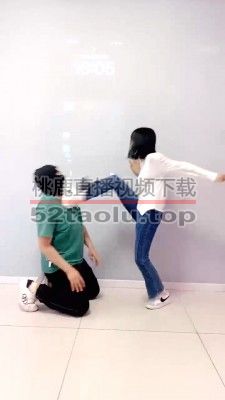 【精神小妹】素人学生调-重度踢踹/白袜塞嘴/踩狗爪/全体重踩 bf29898