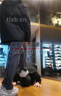 【文文文】素人小姐姐运动鞋踩踏/舔鞋底舌头出血 bf34373