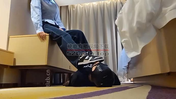 【上头姐妹】AJ脏鞋踩踏/闻舔原味船袜【完整版】 JS240117-1