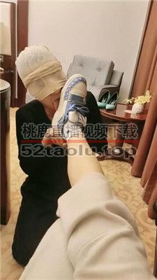 【诗恩大大】清理脏鞋底/踩踏喂食/脚插嘴 JS240206-5