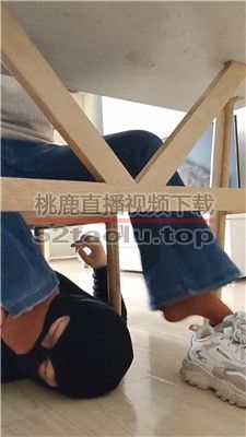 【樱樱】桌底视角-高中生S让狗除脚臭【上】 JS240221-6