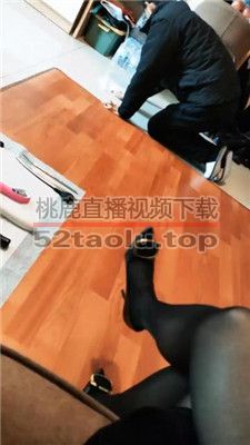 【蛮蛮女王】奴隶下跪做家务 JS240227-8