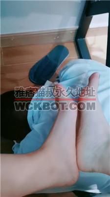 【梦熙】桌底裸足踩狗/跪舔红高跟/踩踏【完整版】 JS240405-11