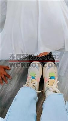 【萌宝儿】脚踩各种食物喂食/舔鞋底和地板 JS240418-12