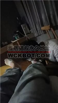 【鑫鑫情侣】绿帽奴跪舔运动鞋船袜裸足 JS240422-4