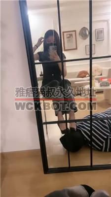 【槿一】美女直播无意识踩脚下奴 JS240514-4