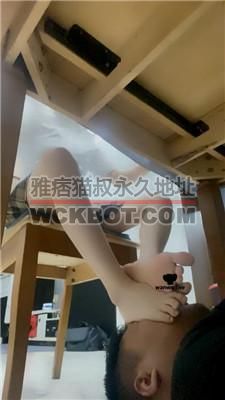 【安七】桌底视角-臭脚无意识踩狗 JS240628-2