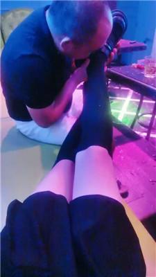 【西北傻子】KTV下跪舔陪酒小妹的脏鞋 JS240717-4