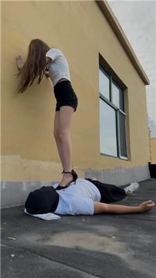 【精神小妹】天台173学生S高跟下的肉垫 bf43166