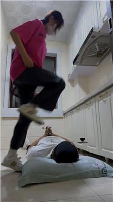 【精神小妹】捆绑双手-脏臭鞋全体重踩踏 bf43175