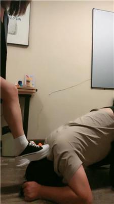 【颜值】跪舔脏鞋闻臭袜/全体重踩踏/赏赐圣水 JS240803-16