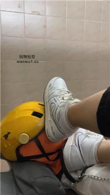 【奇了怪了】高帮鞋白袜踩地毯狗 JS240827-5