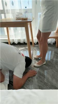 【苒溪】桌底视角踩踏喂食/伺候主人就寝/掐乳 JS240903-3
