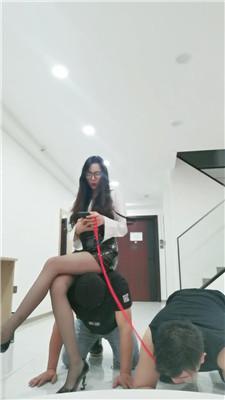 【皮皮】双M争宠-骑马遛狗/深喉/高跟全体重踩踏 bf44696