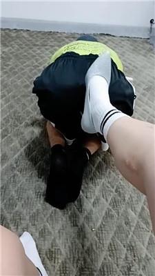 【姗姗】白袜脚踩脚垫奴 JS241009-14