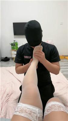 【子熙大人】白丝玉足恋足狂舔 JS241012-31