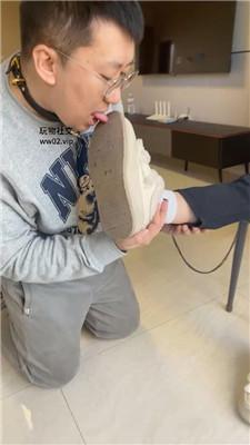 【精神小妹】班主任放假舔学生的脏鞋臭袜 bf46565