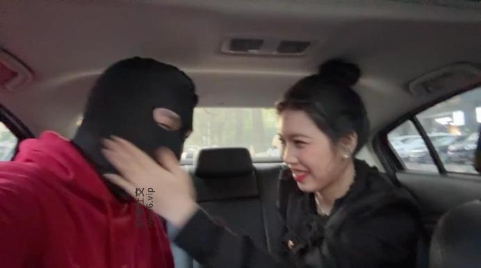 【素人挖掘机】贱狗又开始诱骗女孩在车里把自己美脚献给他 JS241129-7