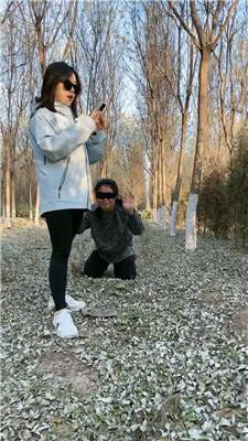 【辣姐】户外母畜场-脏鞋踩狗头/舔泥巴脏鞋底/闻白袜 bf47674