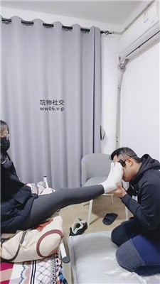 【上海汤圆】闻舔白袜臭脚衣叉玩虐    241212-9