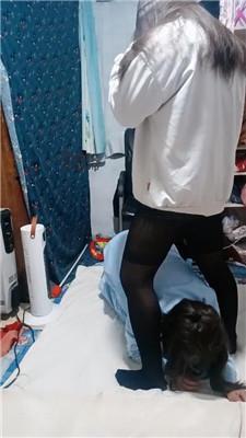 【伪娘和人妻】黑丝脚踩踏护士狗 JS241223-1