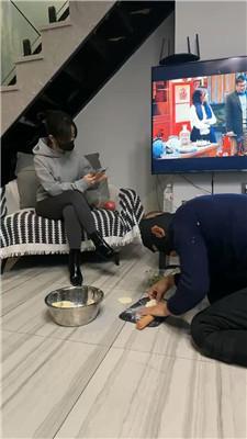 【辣姐】脚下喂食人形犬 JS241226-49