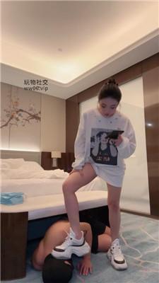 【反差楠熙】运动鞋踩踏-裸足狂舔-喂口水呕吐物 bf50318