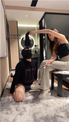 【沐沐大大】藤条威胁贱奴舔小白鞋白袜 bf50550