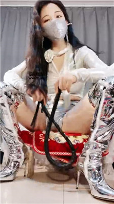 【我是女王也是萝莉】银色战靴还不快进来狂舔    250503-21
