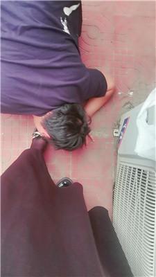 【璃茉】楼道公开舔脏鞋 JS250504-40