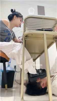 【甜甜】桌底视角-舔美甲小妹的脏鞋白袜 JS250811-44