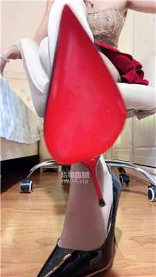 【黑心爱菜主子】旱厕马桶进来跪下    250831-16