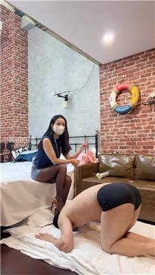 【璎珞老师】保鲜膜窒息-踩踏-强迫舔圣水 JS251021-35