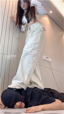 【女生也能很暴力】运动鞋踢踹踩踏-粉袜闻舔 bf58880