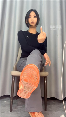 【林悠】白袜裸足美臀    251127-12