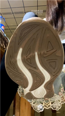 【萱萱子】运动鞋白袜盯    251230-23