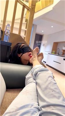 【辣姐】母狗仔细品尝臭脚丫  JS260302-30